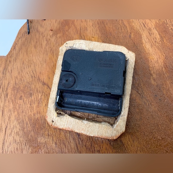 Mid Century Vintage Large Artisan Hand Crafted Wooden Quartz AFRICA Wall Clock - Picture 12 of 16